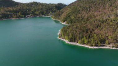 Alpler 'in havadan görünüşü ve Bavyera, Almanya' da turkuaz suyla Walchensee Gölü. Bayern, Deutschland 'da Luftaufnahme der bayerischen Alpen und Walchensee. Walchensee Gölü. 