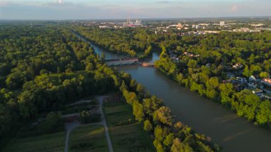 Stauwehr Muenchen, Bayern, Deutschland Luftaufnahme im Sommer. Almanya 'nın Münih' teki Isar Nehri 'ndeki baraj manzarası. İngiliz bahçesinin en üst manzarası ve Isar Nehri üzerindeki baraj.. 