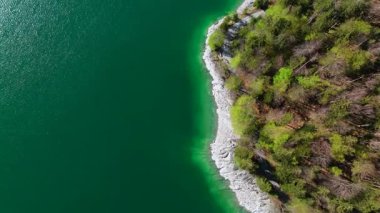 Alpler 'in havadan görünüşü ve Bavyera, Almanya' da turkuaz suyla Walchensee Gölü. Bayern, Deutschland 'da Luftaufnahme der bayerischen Alpen und Walchensee. Walchensee Gölü. 