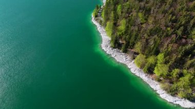Alpler 'in havadan görünüşü ve Bavyera, Almanya' da turkuaz suyla Walchensee Gölü. Bayern, Deutschland 'da Luftaufnahme der bayerischen Alpen und Walchensee. Walchensee Gölü. 