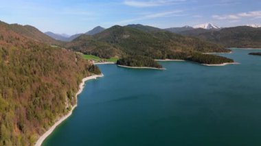 Alpler 'in havadan görünüşü ve Bavyera, Almanya' da turkuaz suyla Walchensee Gölü. Bayern, Deutschland 'da Luftaufnahme der bayerischen Alpen und Walchensee. Walchensee Gölü. 