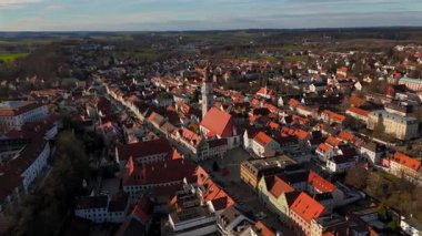 Marienplatz mit Rathaus, Stauberhaus, St. Georg und alter Hauptwache. Der Mitte des Platzes die Mariensaule in der Freisinger Altstadt, Deutschland Luftaufnahme. Şehir merkezinin hava görüntüsü azaltılıyor. 