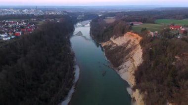 Salzachdurchbruch 'un hava görüntüsü, Almanya ile Avusturya arasında Burghausen ve Hochburg-Ach' ı ayıran bir sınır oluşturur. Nehir kıyısında dik kayalıklar, mağaralar ve çeşitli vahşi yaşam işaretleri var.. 