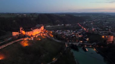 Burghausen Şatosu, Yukarı Bavyera 'daki Burghausen Kalesi, batı tarafından gece görüşü ile aydınlatılan, dünyanın en uzun hava üssüdür. Burghausen Kalesi Palas, Almanya Woehrsee Gölü. 