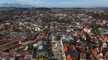 Stadtpfarrkirche St. Oswald 'ın hava manzarası, Traunstein' daki barok kilise, Yukarı Bavyera, Almanya. Tarihi Topluluk Stadtplatz ve büyüleyici eski kasaba Traunstein şehir merkezinde görülebilir.