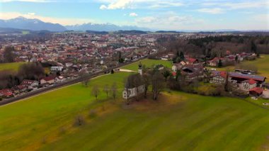 Aziz Vitus ve Anna in Ettendorf ist Filialkirche der roemisch-katholischen Traunsteiner Pfarrkirche St. Oswald, auch bekannt als Ettendorfer Kircherl in Deutschland, Bayern Luftbild mit Stadtansicht. 