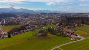 Aziz Vitus ve Anna in Ettendorf ist Filialkirche der roemisch-katholischen Traunsteiner Pfarrkirche St. Oswald, auch bekannt als Ettendorfer Kircherl in Deutschland, Bayern Luftbild mit Stadtansicht. 