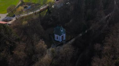 Maria Brunn Tittmoning, Ponlach, Deutschland, Bayern Luftaufnahme im Fruehling. Yapay olarak genişletilmiş Ponlachgraben hava manzaralı yamaçtaki kilisenin kutsal konumu.. 