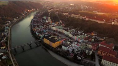 Burghausen, Bavyera, Almanya 'nın hava manzarasında günbatımında Salzach Nehri, Lindacher Köprüsü, Historischer Stadtplatz ve büyüleyici eski bir kasaba yer almaktadır. Manzaralı Avrupa mücevheri. 