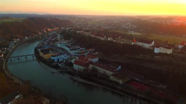 Burghausen, Bayern, Deutschland 'ın havadan görünüşü, günbatımında dünyanın en uzun şatosu, Salzach Nehri, Lindacher Bruecke, Historischer Stadtplatz, ve eski şehir. Büyüleyici Avrupa mücevheri. 