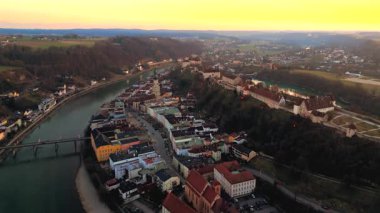 Luftaufnahme von Burghausen, Bayern, Deutschland mit langsten Burg der Welt auf Hugel, Salzach, Lindacher Brucke, Historischen Stadtplatz und malerischen Altstadt. Burghausen, Bavyera 'nın hava manzarası 