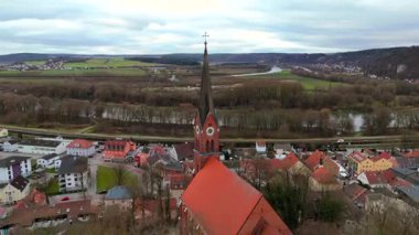 Almanya 'nın sonbahar veya kış aylarında Kelheim' ın Aşağı Bavyera ilçesine bağlı Bad Abbach 'taki Roma Katolik kilisesi. Kath. Kirche St. Nikolaus auf Burgberg Luftbild. 
