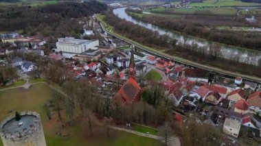 Almanya 'nın sonbahar veya kış aylarında Kelheim' ın Aşağı Bavyera ilçesine bağlı Bad Abbach 'taki Roma Katolik kilisesi. Kath. Kirche St. Nikolaus auf Burgberg Luftbild. 