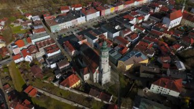 Tittmoning, Bavyera 'daki St. Laurentius Kilisesi' nin hava manzarası. Geleneksel evler ve Salzach Nehri ile çevrili tarihi eser, küçük bir kasabada Barok mimarisini gözler önüne seriyor.. 