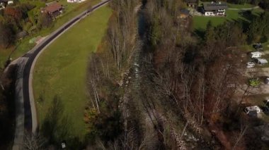 Almanya 'nın Bavyera kentindeki Koenigssee Nehri' nin Berchtesgadener Alpleri 'nden akan havadan görüntüsü. Kristal berrak su, yemyeşil ormanlar ve çarpıcı alp manzarası huzur ve nefes kesici manzaralar yaratır.