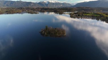 Hava manzarası, Staffelsee adaları, Garmisch Partenkirchen bölgesi, Bavyera, Almanya Murnau yakınlarında ilkbaharda güneşli hava şartlarında. Bayern 'deki büyük güzel bir gölün adaları üzerinde insansız hava aracı manzarası. 