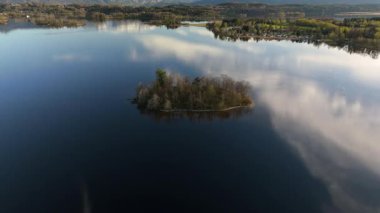 Hava manzarası, Staffelsee adaları, Garmisch Partenkirchen bölgesi, Bavyera, Almanya Murnau yakınlarında ilkbaharda güneşli hava şartlarında. Bayern 'deki büyük güzel bir gölün adaları üzerinde insansız hava aracı manzarası. 