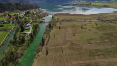 Kochel am See ein Dorf im oberbayerischen Landkreis Bad Tolz-Wolfratshausen. Kochelsee Gölü, Bavyera, Almanya. Bavyera 'da tatil teması. Güneşli hava manzaralı güzel kristal berrak göl. 