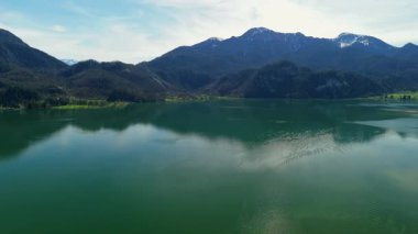 Kochel am See ein Dorf im oberbayerischen Landkreis Bad Tolz-Wolfratshausen. Kochelsee Gölü, Bavyera, Almanya. Bavyera 'da tatil teması. Güneşli hava manzaralı güzel kristal berrak göl. 