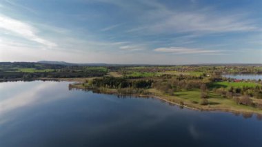 Hava manzarası, Staffelsee adaları, Garmisch Partenkirchen bölgesi, Bavyera, Almanya Murnau yakınlarında ilkbaharda güneşli hava şartlarında. Bayern 'deki büyük güzel bir gölün adaları üzerinde insansız hava aracı manzarası. 