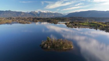 Hava manzarası, Staffelsee adaları, Garmisch Partenkirchen bölgesi, Bavyera, Almanya Murnau yakınlarında ilkbaharda güneşli hava şartlarında. Bayern 'deki büyük güzel bir gölün adaları üzerinde insansız hava aracı manzarası. 