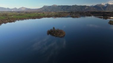 Hava manzarası, Staffelsee adaları, Garmisch Partenkirchen bölgesi, Bavyera, Almanya Murnau yakınlarında ilkbaharda güneşli hava şartlarında. Bayern 'deki büyük güzel bir gölün adaları üzerinde insansız hava aracı manzarası. 
