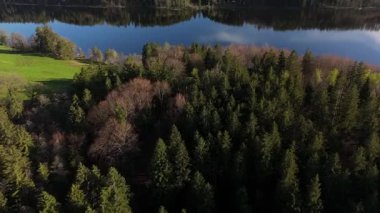 Hava manzarası, Staffelsee adaları, Garmisch Partenkirchen bölgesi, Bavyera, Almanya Murnau yakınlarında ilkbaharda güneşli hava şartlarında. Bayern 'deki büyük güzel bir gölün adaları üzerinde insansız hava aracı manzarası. 