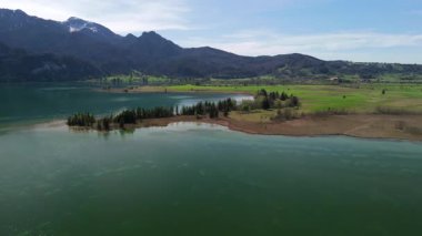 Kochel am See ein Dorf im oberbayerischen Landkreis Bad Tolz-Wolfratshausen. Kochelsee Gölü, Bavyera, Almanya. Bavyera 'da tatil teması. Güneşli hava manzaralı güzel kristal berrak göl. 