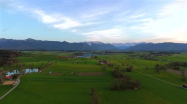 Oberbayern bei Sonnenuntergang 'dan Der Riegsee. Murnau, Bavyera, Almanya, Avrupa yakınlarındaki Riegsee Gölü 'nün havadan görüntüsü. Baharda gün batımında arka planda Ammergauer Alpen. Turizm Bölgesi Das Blaue Arazisi. 