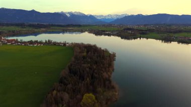 Oberbayern bei Sonnenuntergang 'dan Der Riegsee. Murnau, Bavyera, Almanya, Avrupa yakınlarındaki Riegsee Gölü 'nün havadan görüntüsü. Baharda gün batımında arka planda Ammergauer Alpen. Turizm Bölgesi Das Blaue Arazisi. 