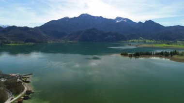 Kochel am See ein Dorf im oberbayerischen Landkreis Bad Tolz-Wolfratshausen. Kochelsee Gölü, Bavyera, Almanya. Bavyera 'da tatil teması. Güneşli hava manzaralı güzel kristal berrak göl. 