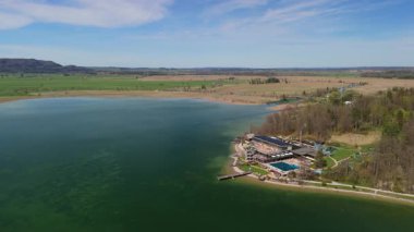 Kochel am See ein Dorf im oberbayerischen Landkreis Bad Tolz-Wolfratshausen. Kochelsee Gölü, Bavyera, Almanya. Bavyera 'da tatil teması. Güneşli hava manzaralı güzel kristal berrak göl. 