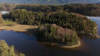 Hava manzarası, Staffelsee adaları, Garmisch Partenkirchen bölgesi, Bavyera, Almanya Murnau yakınlarında ilkbaharda güneşli hava şartlarında. Bayern 'deki büyük güzel bir gölün adaları üzerinde insansız hava aracı manzarası. 