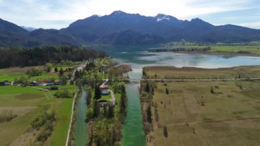 Kochel am See ein Dorf im oberbayerischen Landkreis Bad Tolz-Wolfratshausen. Kochelsee Gölü, Bavyera, Almanya. Bavyera 'da tatil teması. Güneşli hava manzaralı güzel kristal berrak göl. 