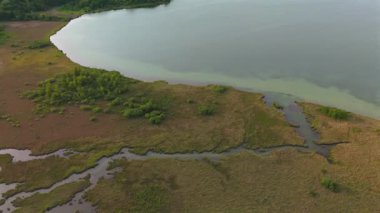 Herrschinger Moos ve Naturschutzgebiet in Gemeinden Herrsching am Ammersee und Seefeld im Landkreis Starnberg Deutschland, Bayern Luftaufnahme. Pilsensee Luftbildansicht. Ammersee bataklık hava manzarası. 