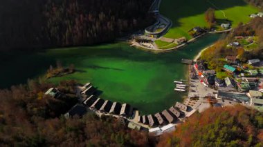 Deutschland, Bayern 'deki Luftaufnahme Schonau am Konigssee schifffahrt. Almanya, Bavyera 'daki elektrikli turist tekneleri ve rıhtımının güzel Schoenau am Koenigssee Gölü manzarası. Gezinti gemisi. 