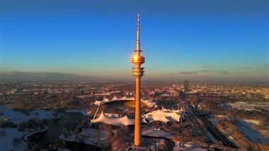 Olympiaturm Historische Sehenswurdigkeit im Olympiapark Munchen, Deutschland Luftaufnahme im Winter. Olimpiyat Parkı 'ndaki Olimpiyat Kulesi, Münih, Almanya kışın karlı havada hava manzaralı. Yer imi. 