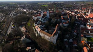 Freisinger Dom Almanya, Bavyera kışın güneşli ve karsız hava manzarası. Dom St. Maria ve St. Korbinian Freising Deutschland 'da, Bayern Luftaufnahme im Winter Bei sonnigem Wetter. 