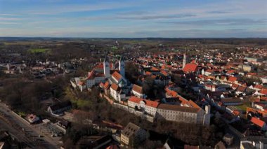 Freisinger Dom Almanya, Bavyera kışın güneşli ve karsız hava manzarası. Dom St. Maria ve St. Korbinian Freising Deutschland 'da, Bayern Luftaufnahme im Winter Bei sonnigem Wetter. 