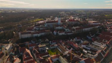 Freisinger Dom Almanya, Bavyera kışın güneşli ve karsız hava manzarası. Dom St. Maria ve St. Korbinian Freising Deutschland 'da, Bayern Luftaufnahme im Winter Bei sonnigem Wetter. 
