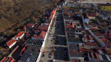 Almanya 'nın Bavyera kentindeki Tittmoning tarihi Stadtplatz' ın havadan görünüşü. Renkli binalar, barok kiliseler, dar sokaklar ve manzaralı çatılar bu resim gibi kasabada büyüleyici bir ortaçağ atmosferi yaratır.