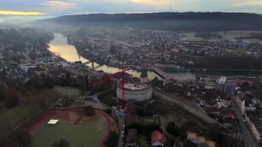 Schaffhausen, İsviçre 'den Panorama, tarihi şehir merkezi, Emmersberg Hill ve Rhinebruecke Schaffhausen-Feuerthalen sergileniyor. Sisli sabah ışığı bu İsviçre mirasının güzelliğini artırıyor.. 