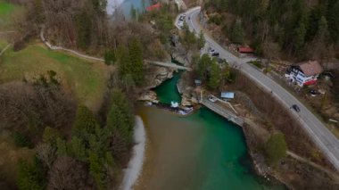 Almanya 'nın Fussen kentindeki Lechfall' un nefes kesici hava manzarası. Turkuaz sular, engebeli uçurumlar ve yemyeşil ormanlarla çevrili barajın üzerinde çağlıyor. Bavyera Alplerinde ziyaret edilmesi gereken bir doğa harikası.