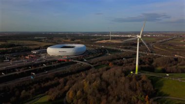 Froettmaninger Tepesi 'nin hava manzarası, rüzgar türbini ve Münih' teki Allianz Arena manzarası. Freimann rüzgar santrali ve Münih futbol sahası yukarıdan ele geçirildi. 