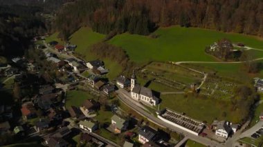 Pfarrkirche St. Sebastian ist eine romisch-katholische Kirche in Ramsau bei Berchtesgaden, Deutschland, Bayern Luftaufnahme. Almanya 'da Alpler' in geçmişine sahip küçük bir kilisenin hava manzarası.. 