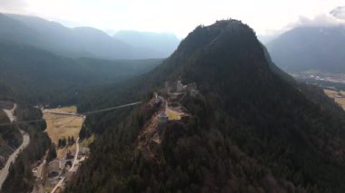 Burg Ehrenberg, Reutte, Oesterreich Luftbild. Ehrenberg Şatosu 'ndan Ruine Hoehenburg ben Nordrand Lechtaler Alpen suedlich uber Reutte im Ausserfern, Tirol Luftbildansicht. Highline179 Haengebruecke. 