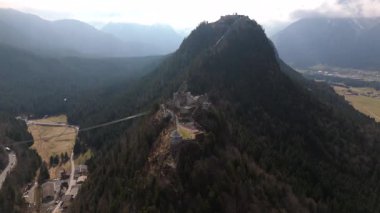 Burg Ehrenberg, Reutte, Oesterreich Luftbild. Ehrenberg Şatosu 'ndan Ruine Hoehenburg ben Nordrand Lechtaler Alpen suedlich uber Reutte im Ausserfern, Tirol Luftbildansicht. Highline179 Haengebruecke. 