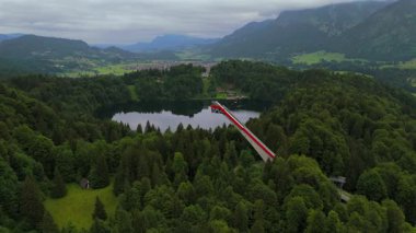 Oberstdorf, Bavyera, Almanya 'da Freibergsee yakınlarındaki Heini-Klopfer-Skiflugschanze hava manzarası. Muhteşem Bavyera Alpleri ve bereketli yaz manzarası ile çevrili ikonik uçan tepe.