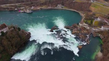 Neuhausen am Rheinfall Schaffhausen ve Laufen-Uhwiesen Zürih Kantonu arasındaki İsviçre 'deki Avrupa' nın en güçlü şelalelerinden biri olan Rheinfall 'un hava manzarası. Seyahat görüntüleri için mükemmel.. 