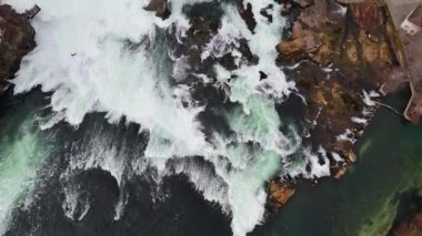 Luftaufnahme des Rheinfalls in der Schweiz. Wasserfall liegt zwischen Neuhausen am Rheinfall und Laufen-Uhwiesen und beeindruckt mit seiner gewaltigen Wasserkraft. Şelalenin havadan görünüşü Rheinfall. 